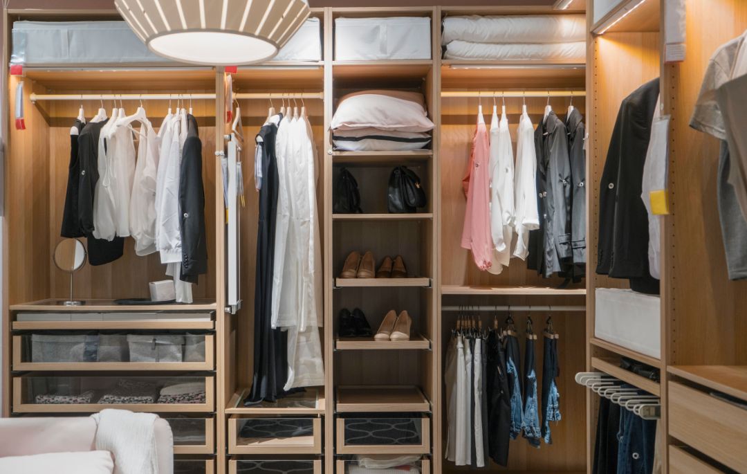 Cómo organizar el vestidor. Aparece la imagen de un vestidor de cerca.