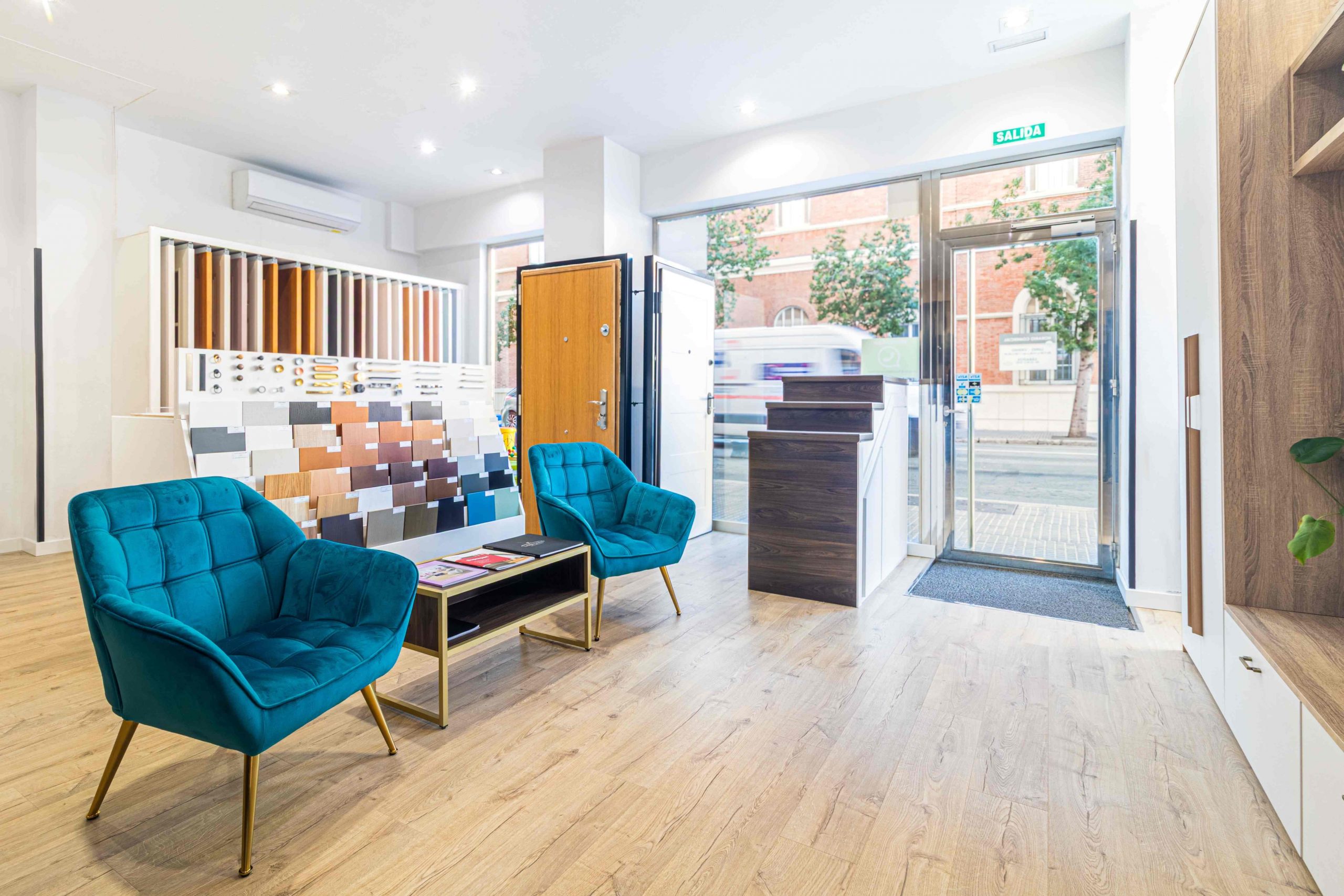 Tienda de Larmario Málaga Centro Interior del showroom de LARMARIO en Málaga con muestras y soluciones de armarios a medida