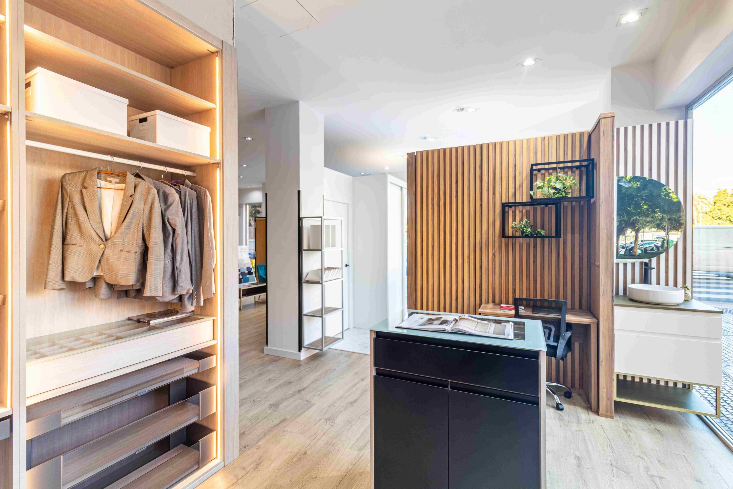 Tienda de Larmario Málaga Centro Showroom de suelos y armarios a medida tienda Larmario Málaga