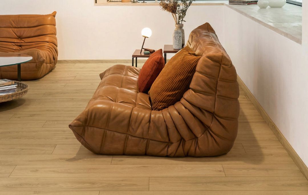 ¿Cómo cambiar el suelo de casa con Larmario? Cómo cambiar el suelo de casa en salón con suelo laminado efecto madera clara