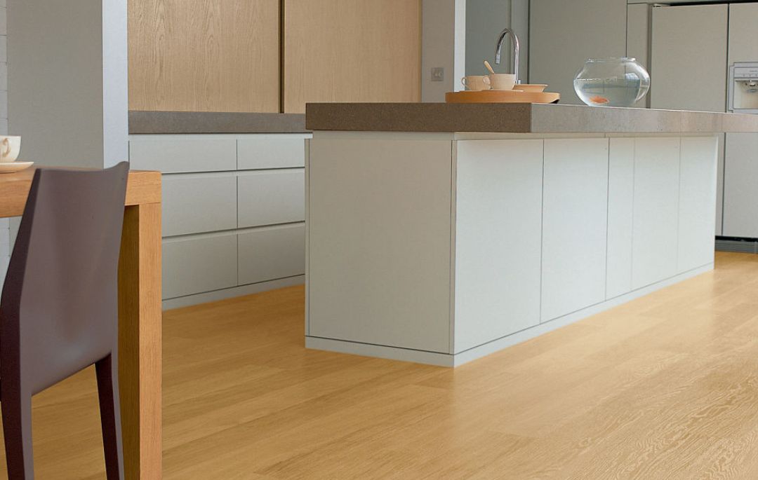 ¿Cómo cambiar el suelo de casa con Larmario? Cómo cambiar el suelo de casa en cocina con suelo vinílico efecto madera clara resistente al agua