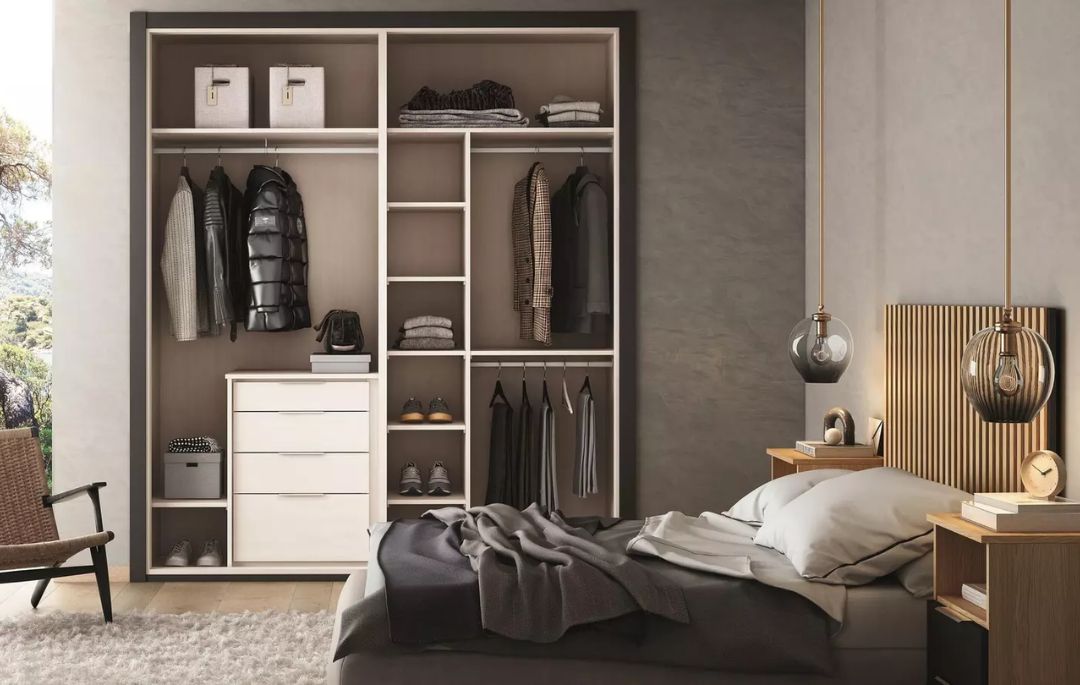 Armario a medida para dormitorio pequeño: errores típicos Interior de armario a medida dormitorio pequeño con distribución optimizada