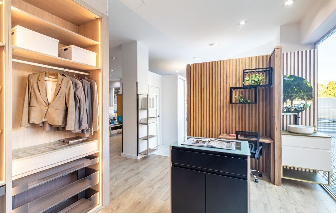 cuánto cuesta un mueble hecho a medida armario moderno con diseño personalizado y luz integrada