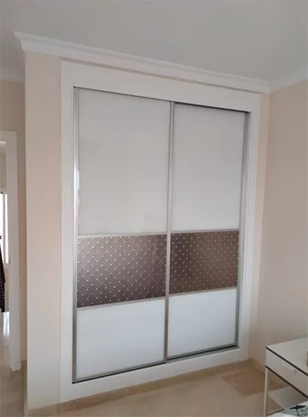 Para un armario... ¿Puerta abatible o deslizante?