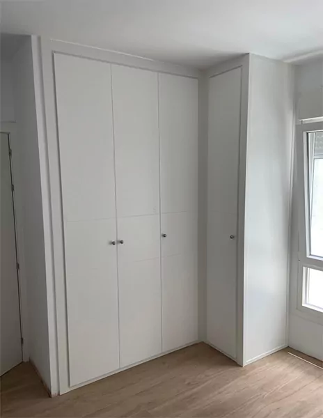 Para un armario... ¿Puerta abatible o deslizante? armario puertas abatibles