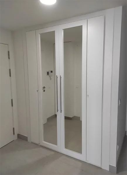Para un armario... ¿Puerta abatible o deslizante? armario puertas abatibles
