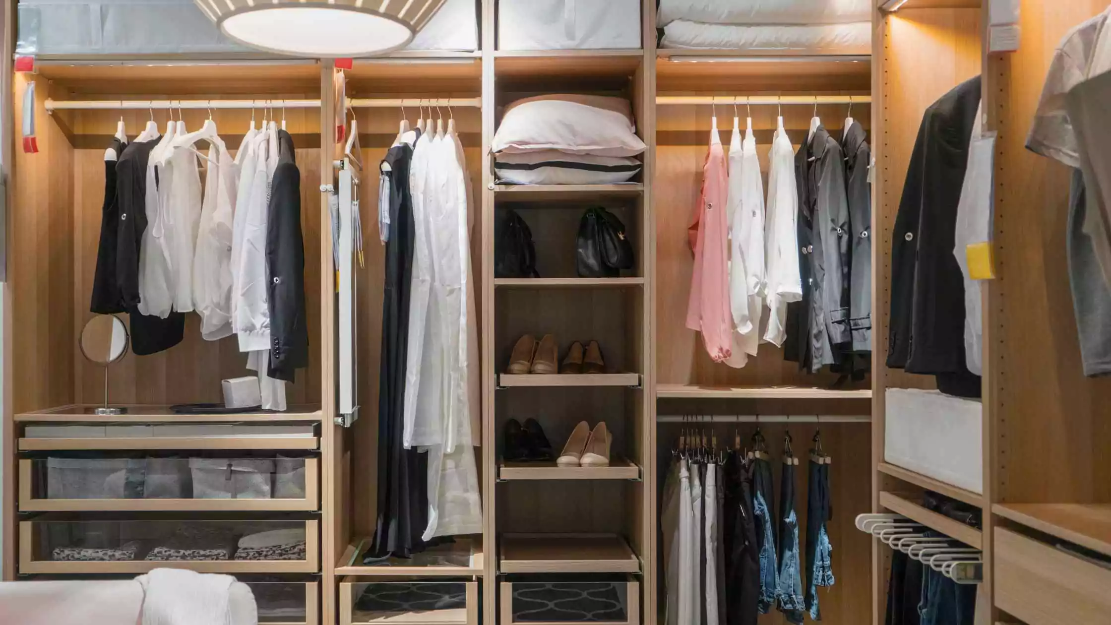 Medidas de vestidor. Un vestidor lleno de ropa. 