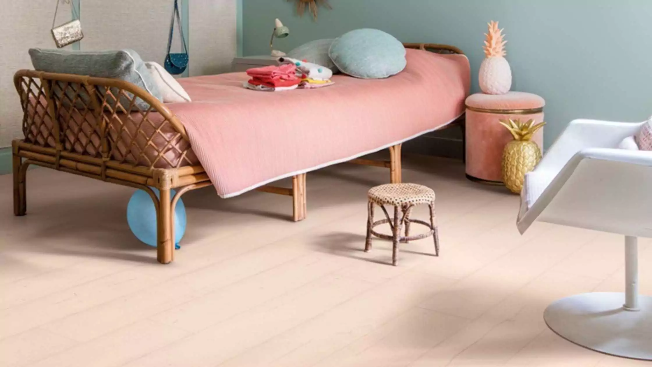 Diferencia entre suelo laminado y vinílico con Larmario diferencia entre suelo laminado y vinilico. Aparece un suelo laminado.