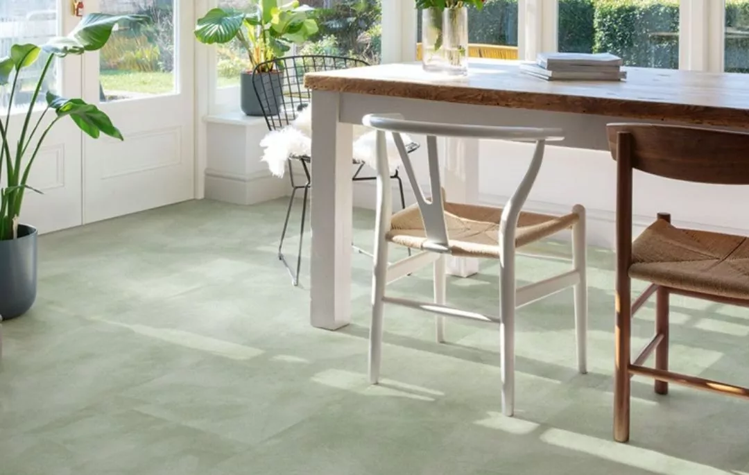 ¿Cómo limpiar el suelo vinílico? Guía práctica para cuidarlo guía sobre como limpiar el suelo vinílico de un salón