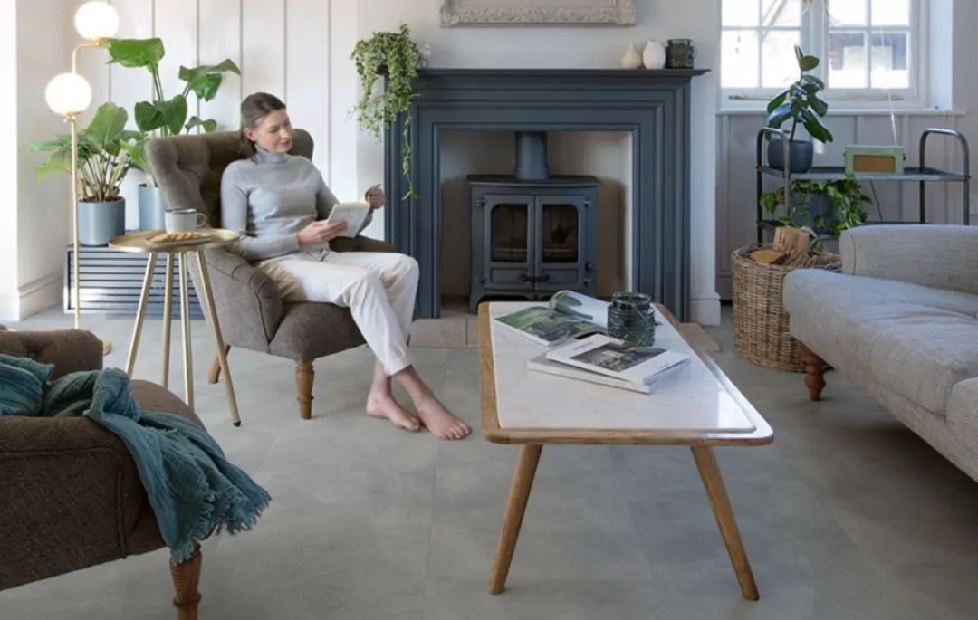 ¿Cómo limpiar el suelo vinílico? Guía práctica para cuidarlo guía sobre como limpiar el suelo vinílico de un salón con personas