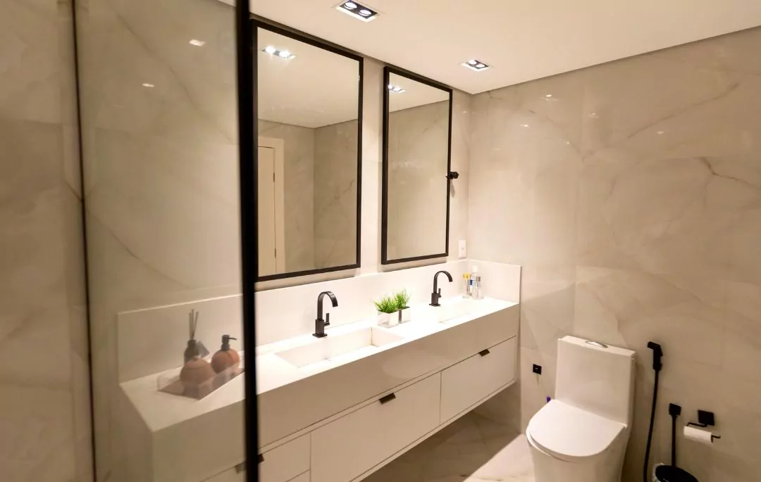 ¿Cómo remodelar un baño pequeño? Soluciones sin obras Remodelar baño pequeño vista lateral