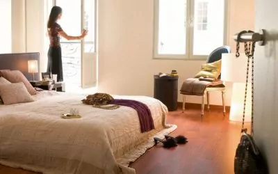 Larmario: 25 años siendo fabricante e instaladores de armarios, vestidores, puertas, suelos y muebles auxiliares Cómo cambiar el suelo de casa con suelo efecto madera en dormitorio luminoso