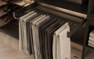 Larmario: 25 años siendo fabricante e instaladores de armarios, vestidores, puertas, suelos y muebles auxiliares Cómo aprovechar el espacio de un armario pequeño con pantalonero extraíble y zapatero interior